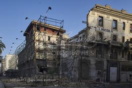 Image du Maroc Professionnelle de  Petit à petit L’hôtel Lincoln située sur le Boulevard Mohammed V à Casablanca quitte ce monde. Construit par des matériaux poreux et sans étanchéité au début du 20e siècle. Déjà en 1989 suite aux accidents qui ont causé des morts et plusieurs blessés, le bâtiment a été vidé avec cessation de toute activités des commerces et cafés. La construction risquait de s’écrouler à tout moment car elle était instable selon le rapport de l’expertise. Suite aux fortes pluies et rafales de vent qui se sont abattues sur Casablanca en Février 2009, une partie de l’édifice s’est effondrée. Maintenant gisant sur le sol et réduite en miettes, la moitié de la façade de ce lieu mythique.  Dix ans après l’écriture de ce texte rien n’a été fait ! Renaîtra-t-il de ses poussières un jour après ces dramatiques chutes mortelle ? Samedi 21 Mars 2009. (Photo / Abdeljalil Bounhar) 